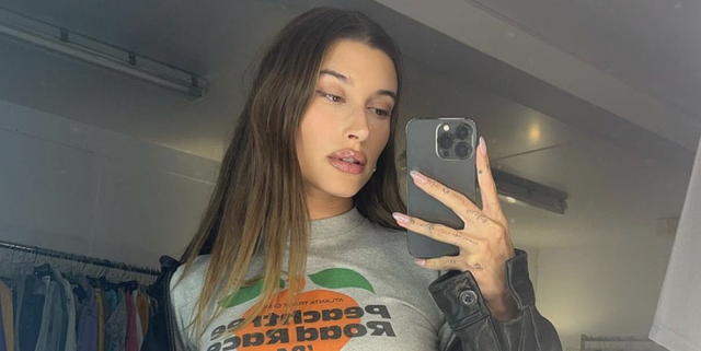 Hailey Bieber Memadukan Kaos Vintage Cropped dengan Rok Mini Nilon