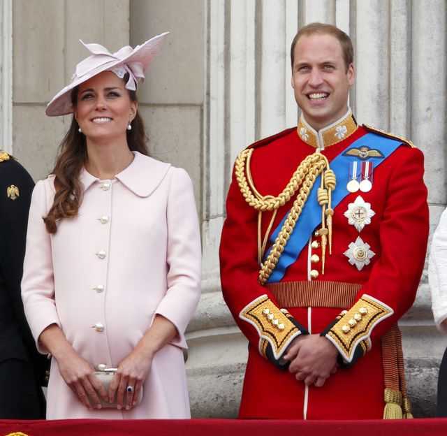 Sang putri mengenakan jaket merah muda lembut dari Alexander McQueen melindungi perutnya ketika menghadiri Trooping the Colour pada 2013.