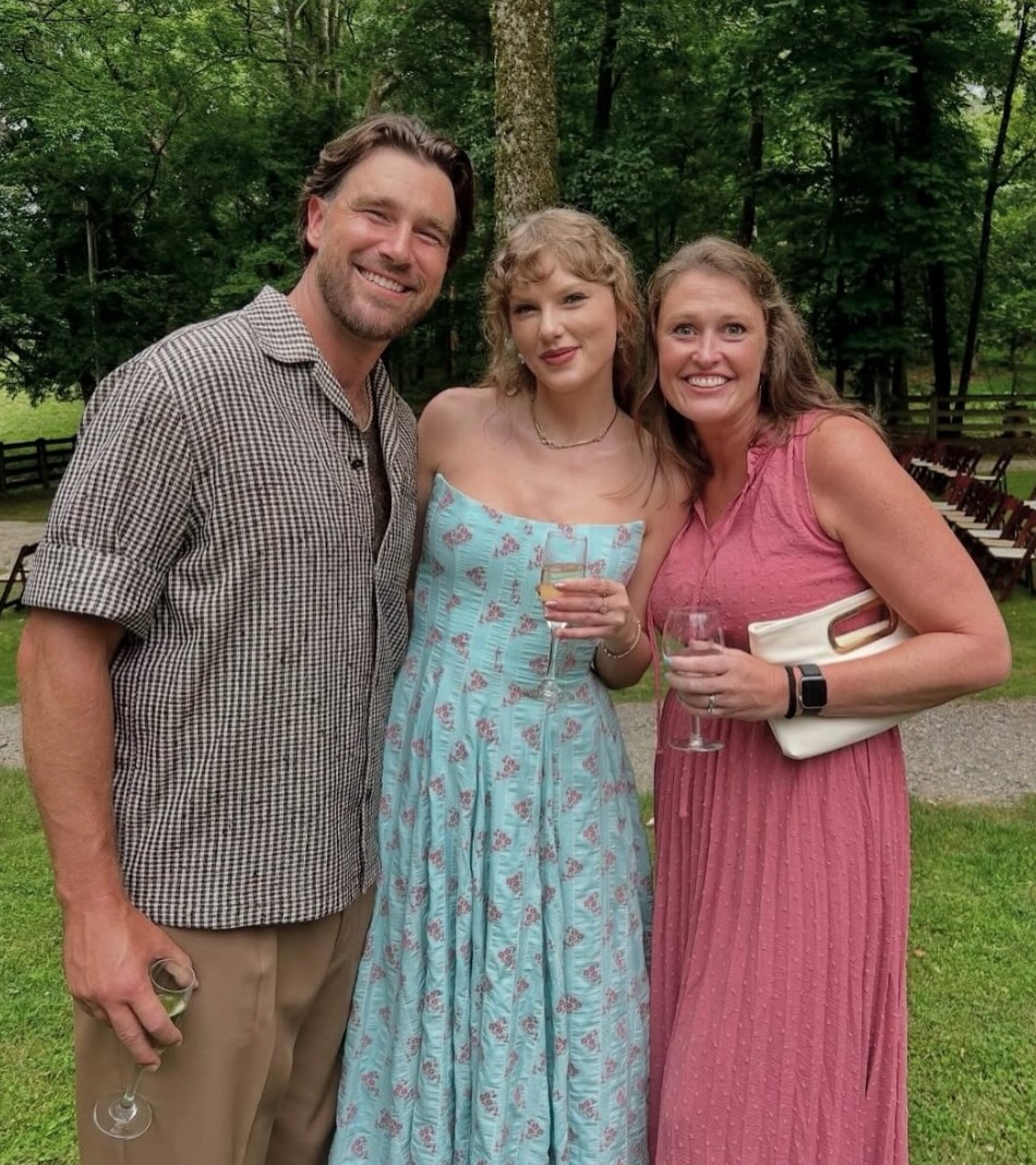 Taylor Swift Tampil Anggun dalam Gaun Midi Biru Bermotif Floral Saat Hadiri Acara Pernikahan