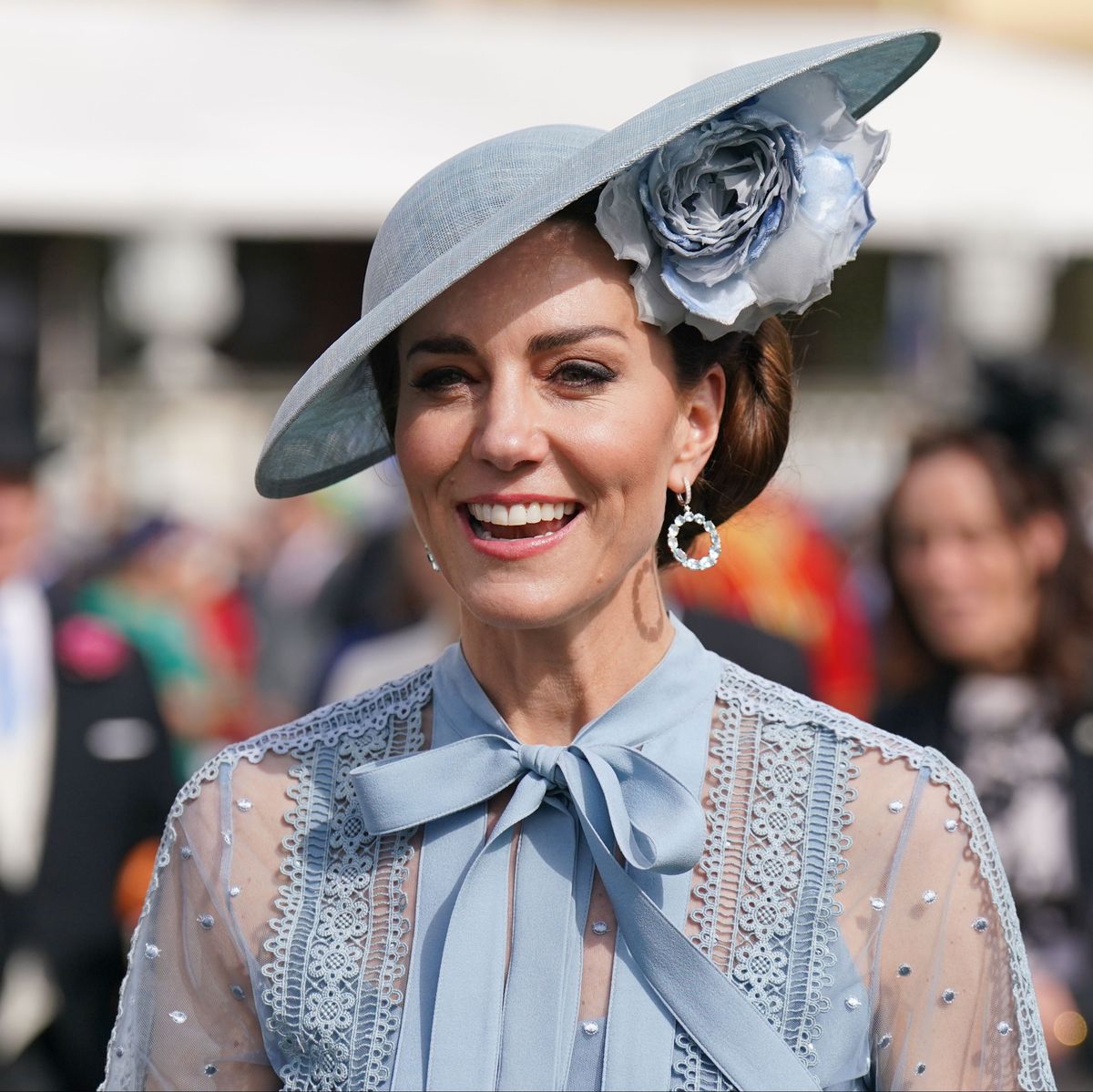 Kate Middleton Memancarkan Sinar Berwarna Biru di Acara Pesta Kebun di Istana Buckingham