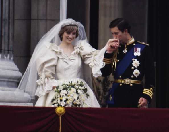Putri Diana dan Pangeran Charles berada di balkon Istana Buckingham pada hari pernikahan mereka.