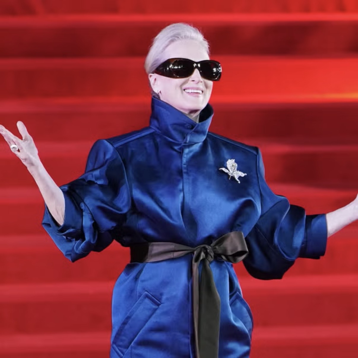 Meryl Streep Kenakan Saint Laurent Biru ke Pemutaran Perdana The Devil Wears Prada 2 di Shanghai