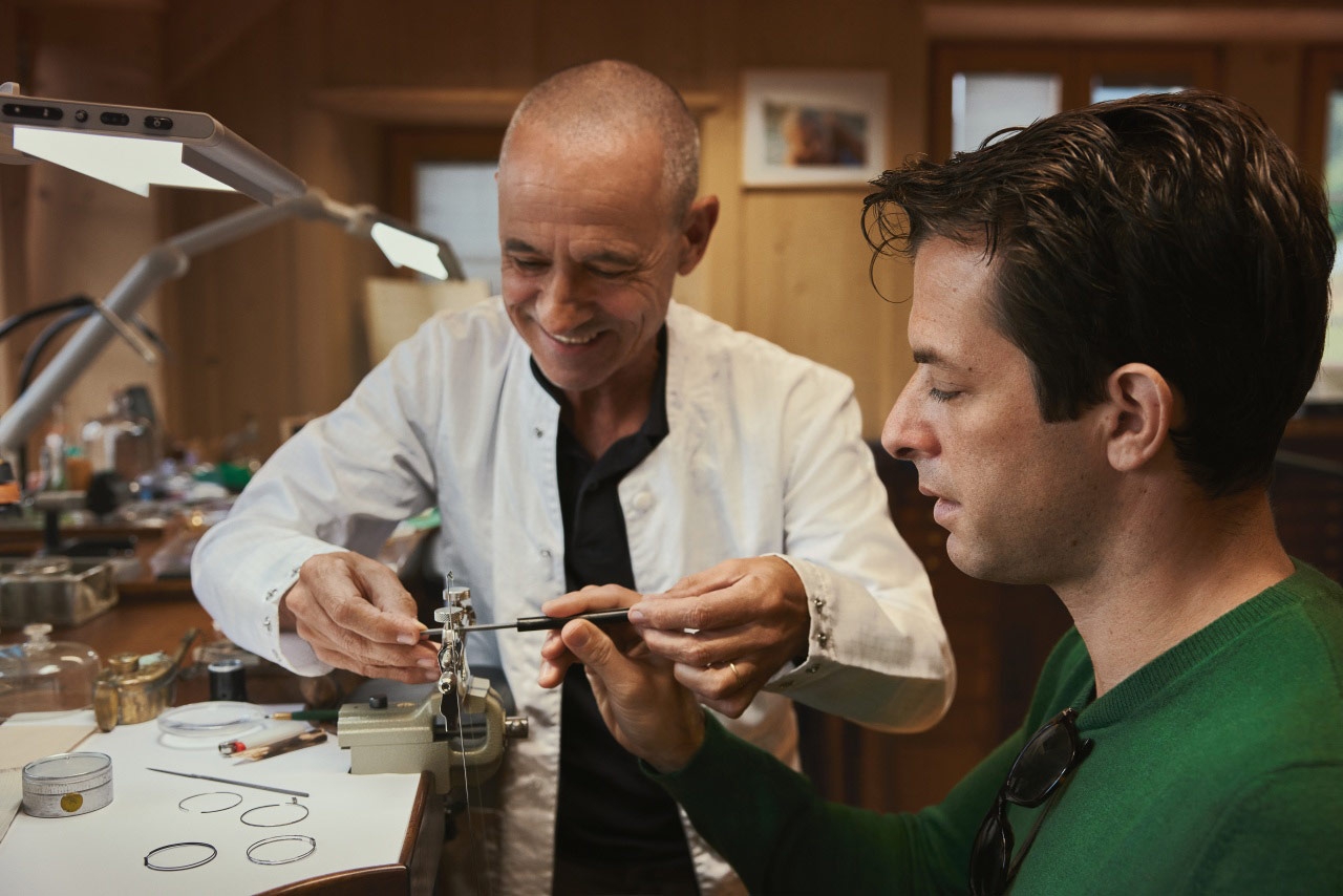 Mark Ronson mengikuti proses pembuatan komponen jam tangan Audemars Piguet