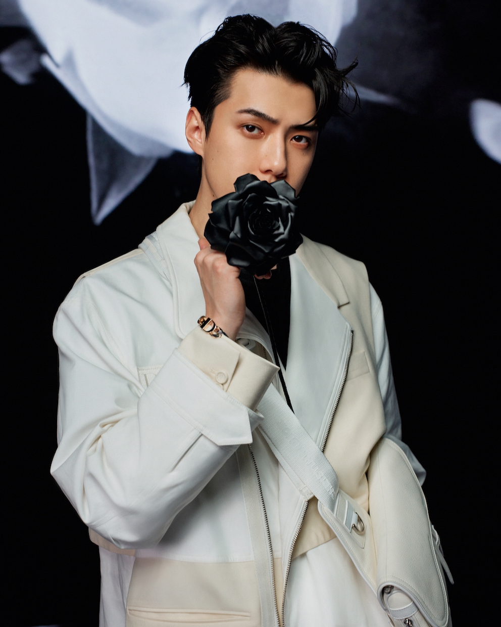 Sehun EXO Kenakan koleksi Dior and Sacai yang Menggabungkan Savoir-Faire dengan Sportwear