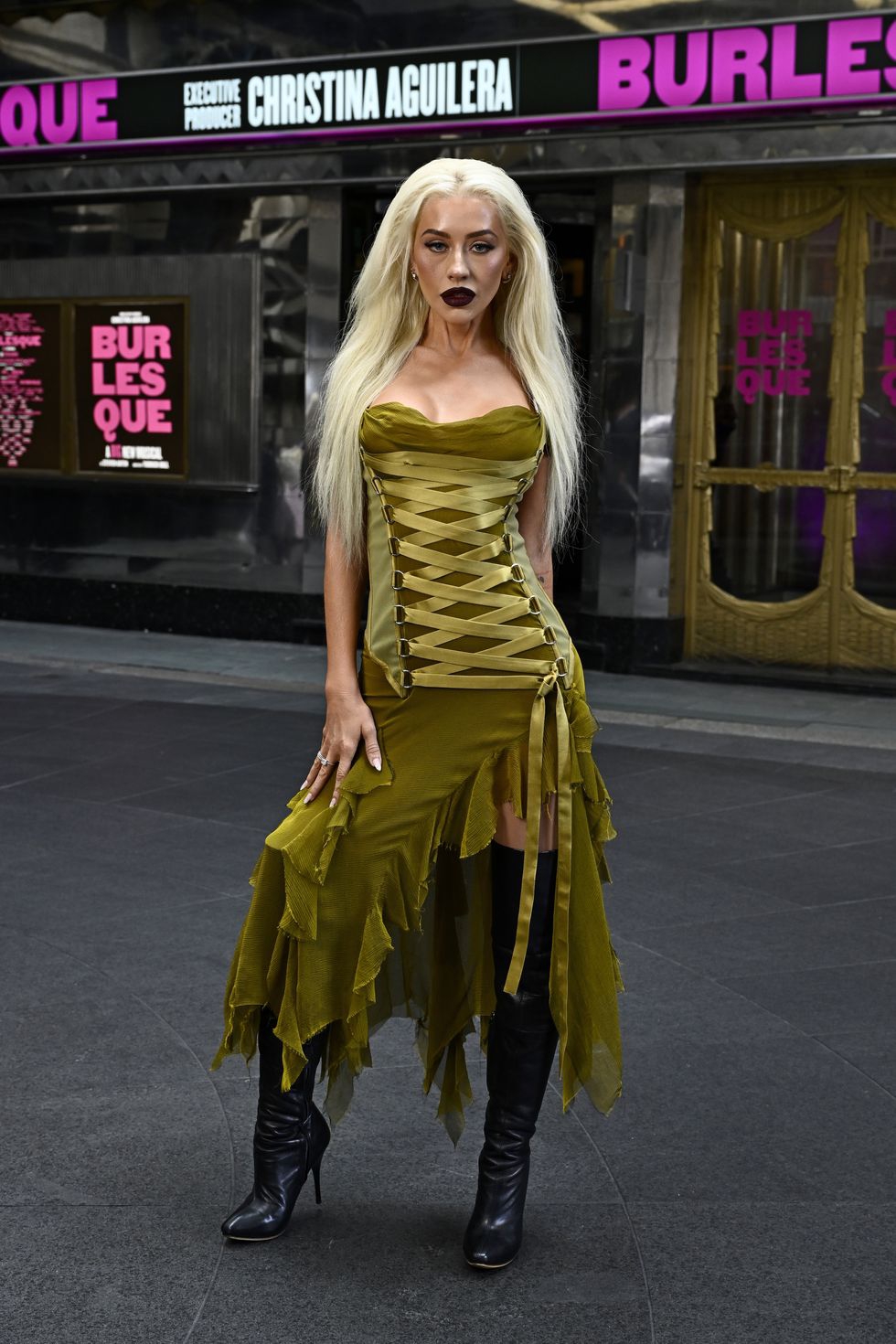 Christina Aguilera menghadiri pembukaan Burlesque: The Musical di West End, London.