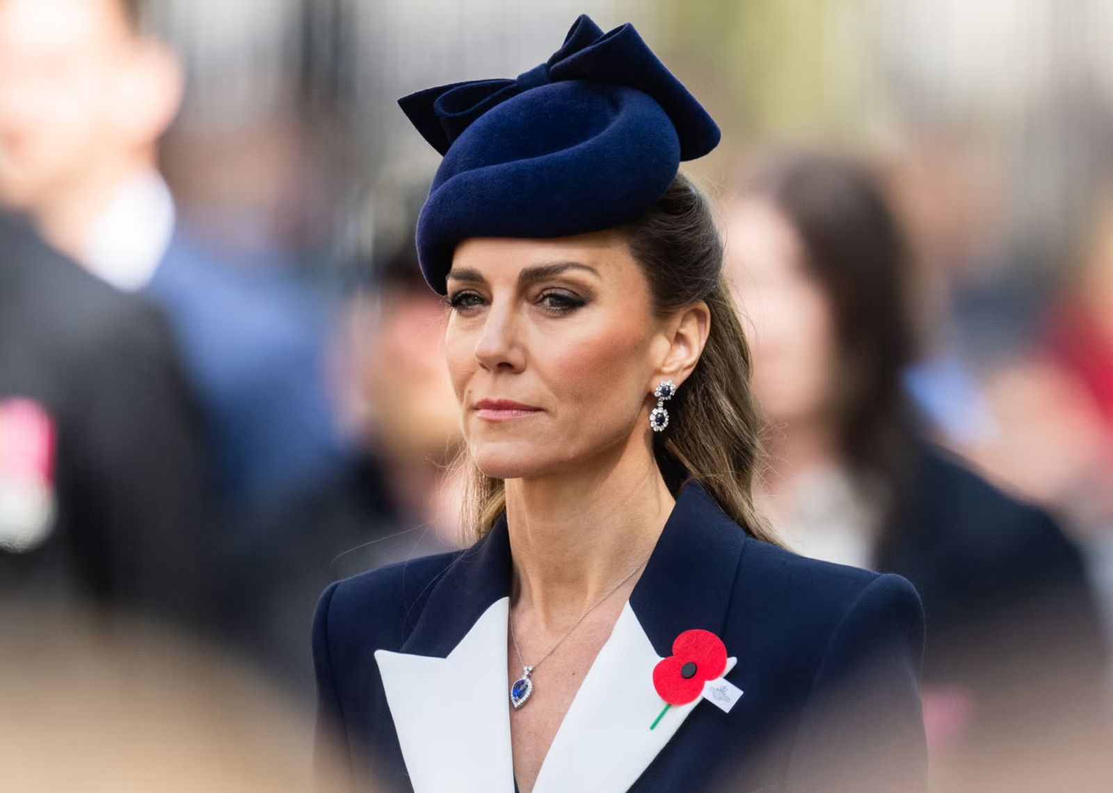 Gaun Biru Navy Milik Putri Kate Terlihat Seolah Dibuat Khusus untuk Seorang Bangsawan