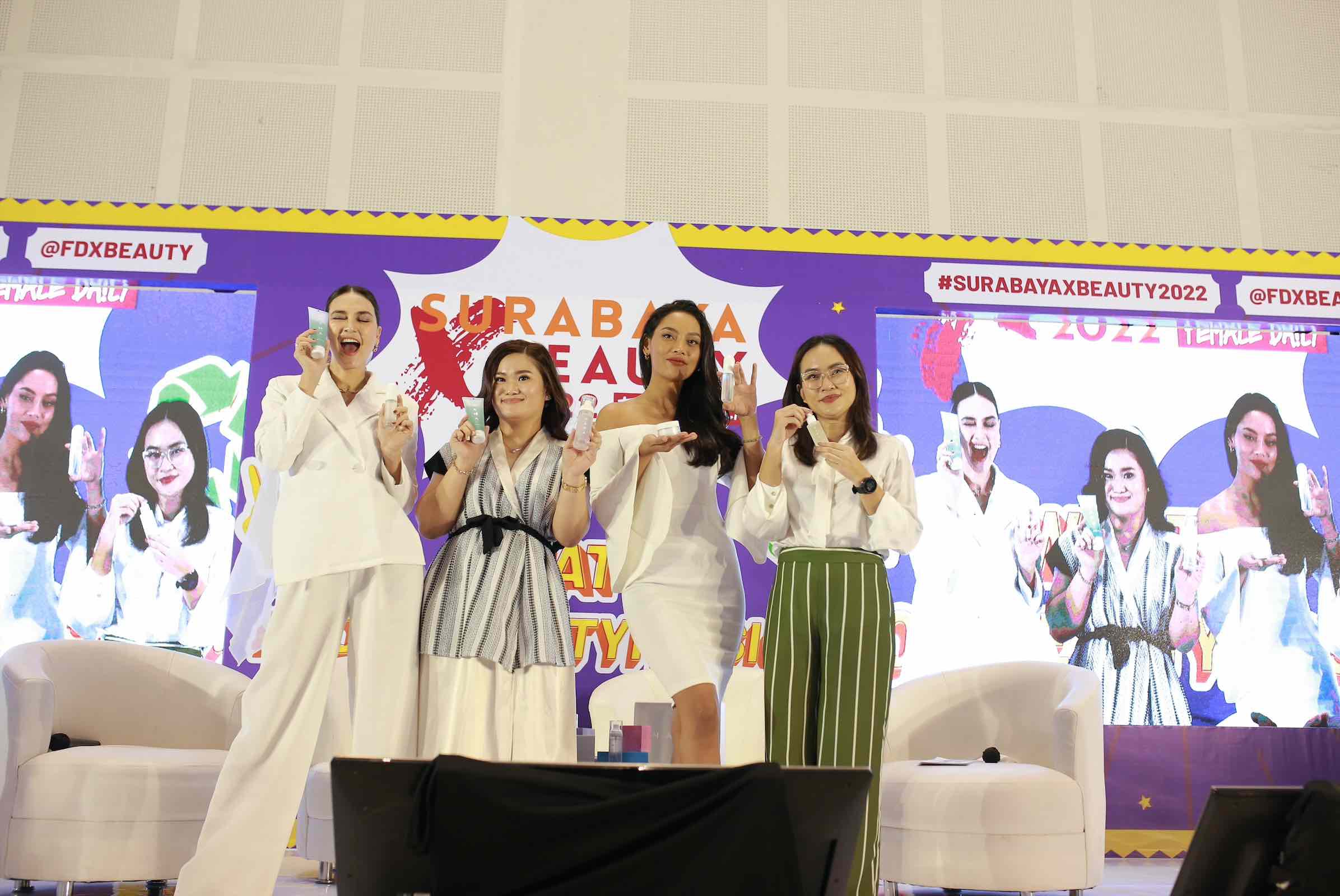 (Luna Maya, Wina Sandjaya, Erica Carlina, serta Arinda Kristie saat peluncuran Kakadu Series di Surabaya x Beauty 2022.)