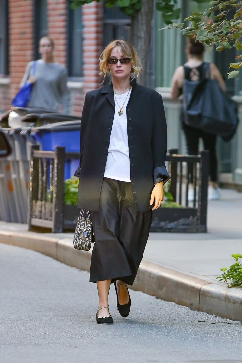 Serahkan ke Jennifer Lawrence Untuk Menunjukkan Cara Membuat Kaos Putih Sehari-hari Terlihat Lebih Keren