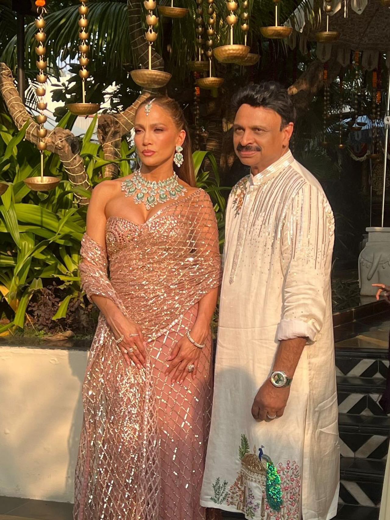 Jennifer Lopez Tinggalkan Acara Pernikahan Miliarder dengan Mantel Bulu Raksasa yang Mewah