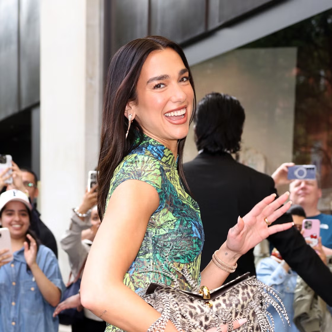 Dua Lipa Tampil Maksimalis dengan Motif-motifnya di Acara Pop-Up di London