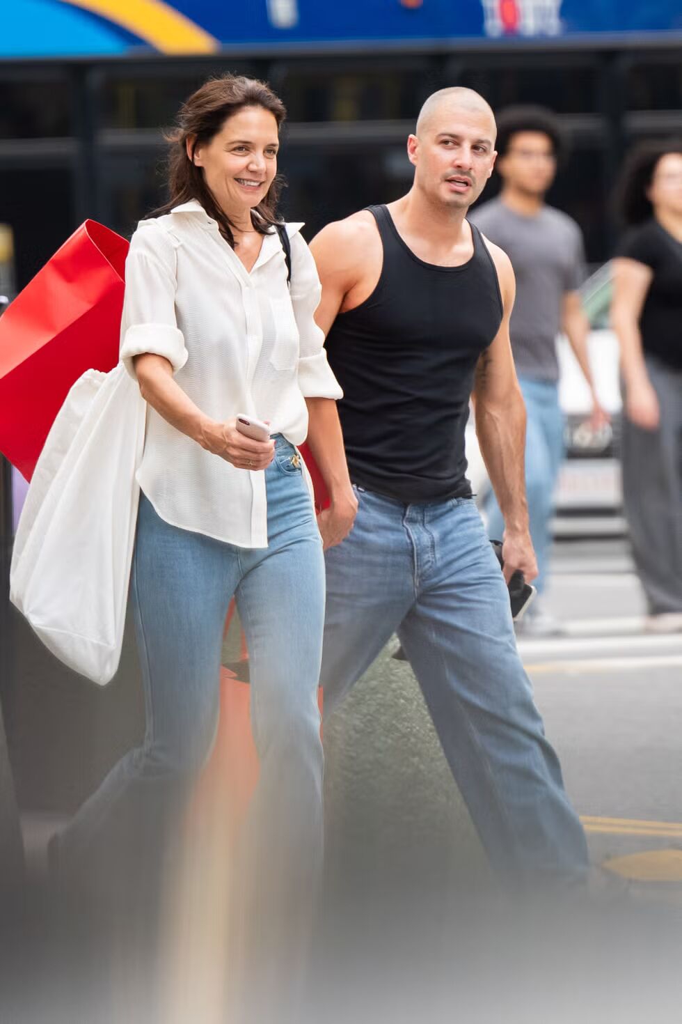 Katie Holmes dan Jason Bard Yarmosky Tampil Perdana dengan Gaya Pasangan yang Serasi