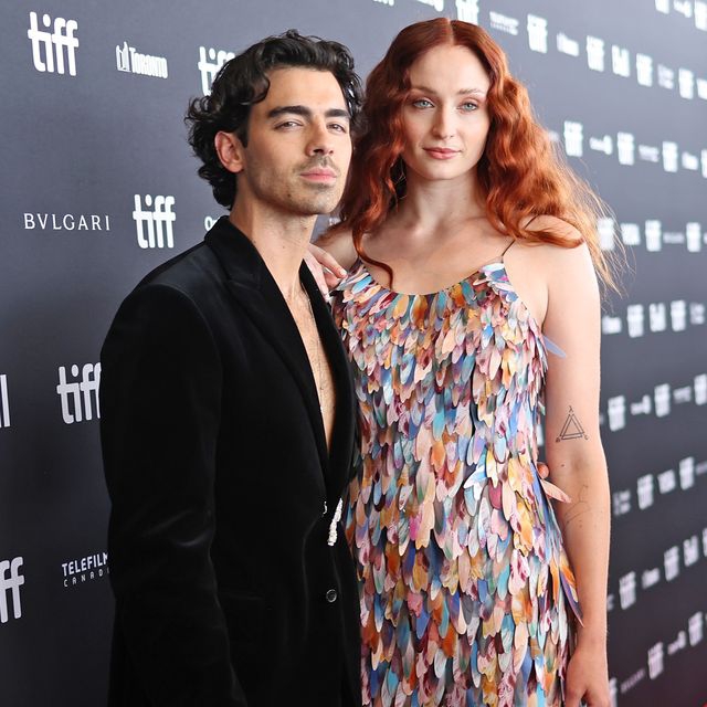Sophie Turner Tampak Seperti Mermaid Bercahaya di Pemutaran Perdana Film Devotion