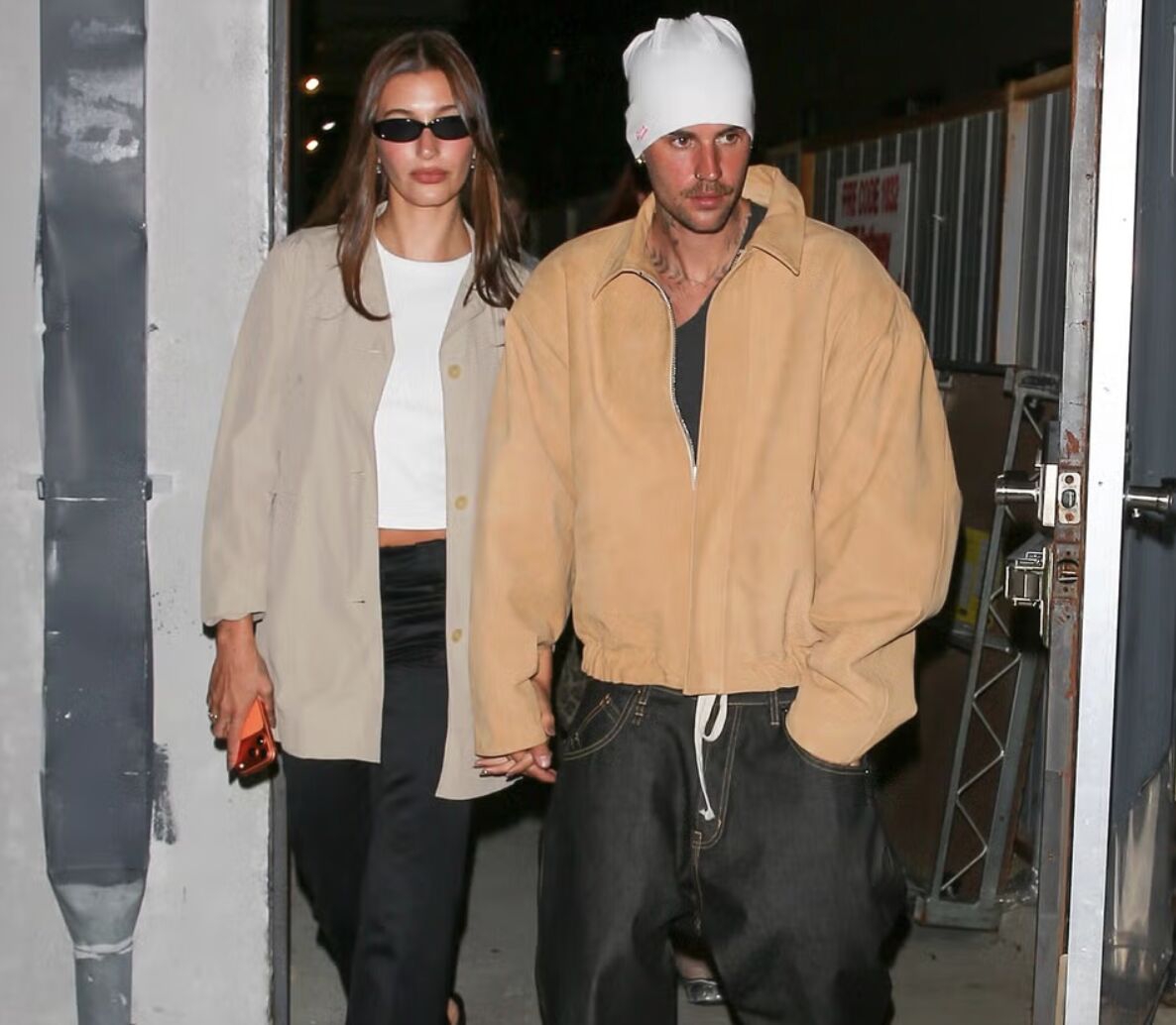 Hailey Bieber Pertahankan Eksistensi Thong Sandal untuk Musim Gugur