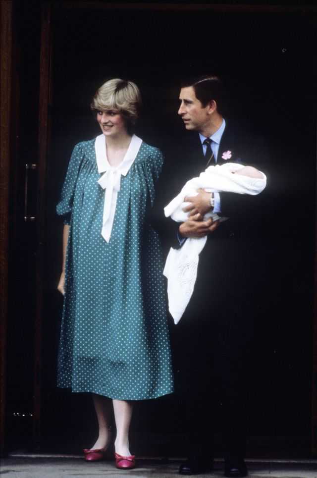 Putri Diana dan Pangeran Charles meninggalkan rumah sakit dengan anak pertama mereka, Pangeran William.