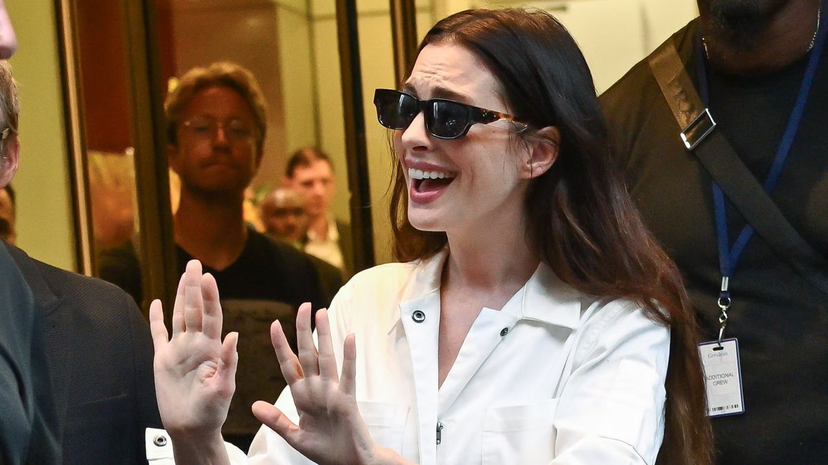Anne Hathaway Tampil Unik dengan Jumpsuit Putih ala Tukang Cat dan Sandal Bordir Mewah