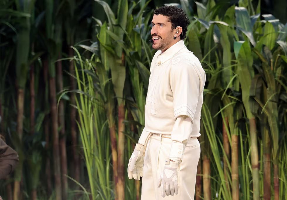 Bad Bunny mengenakan Zara di penampilan Halftime Show Super Bowl 2026
