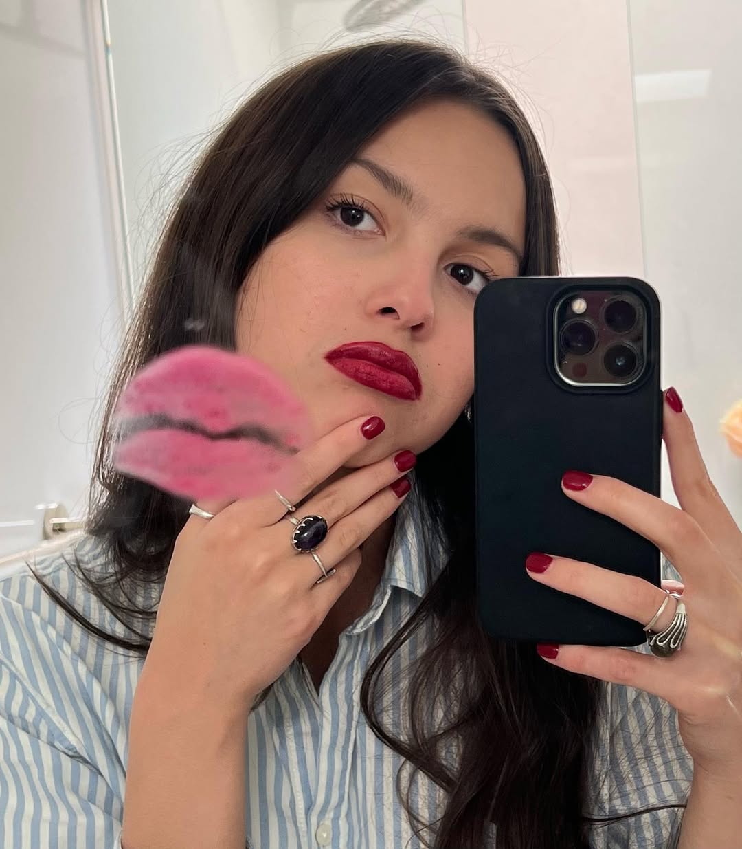 Tampilan Simple tapi Chic Intip Gaya Summer Olivia Rodrigo