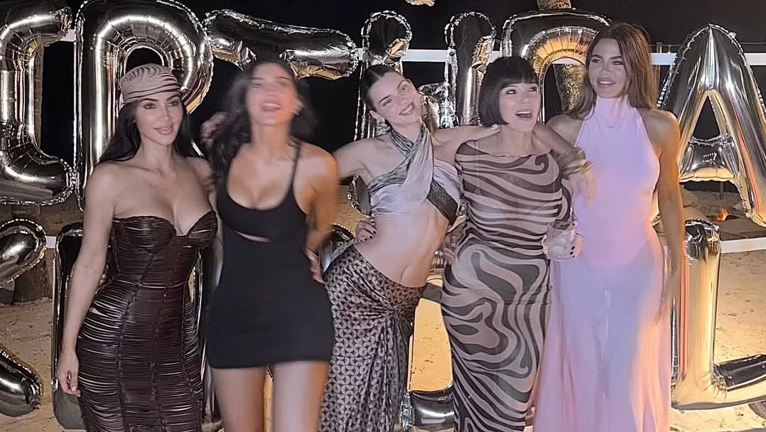 Keluarga Kardashian-Jenner Tampil Serasi untuk Rayakan Ulang Tahun Kendall yang ke-30