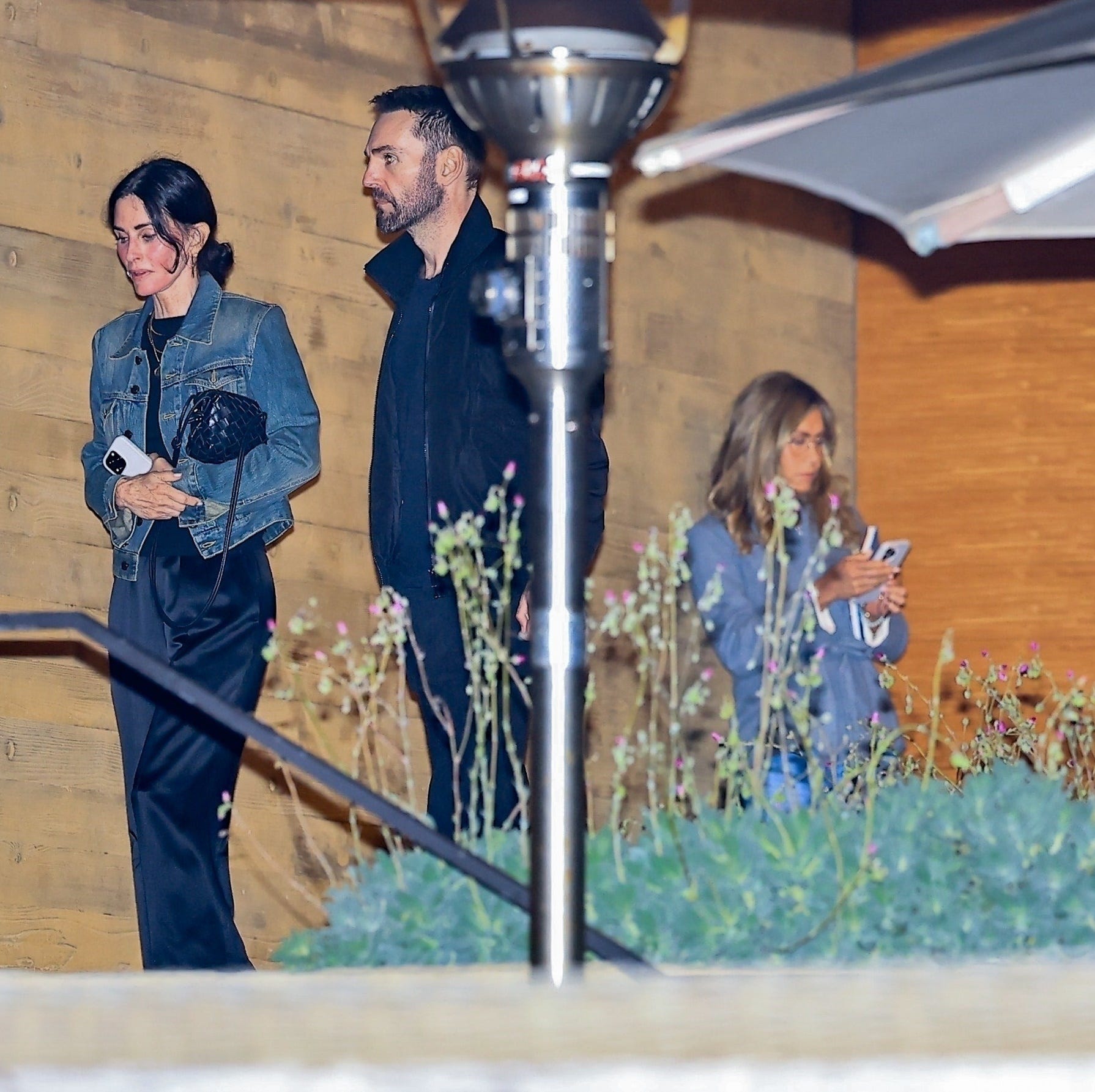 Layaknya Sahabat Sejati, Jennifer Aniston dan Courteney Cox Tampil Kompak Saat Menikmati Double Date