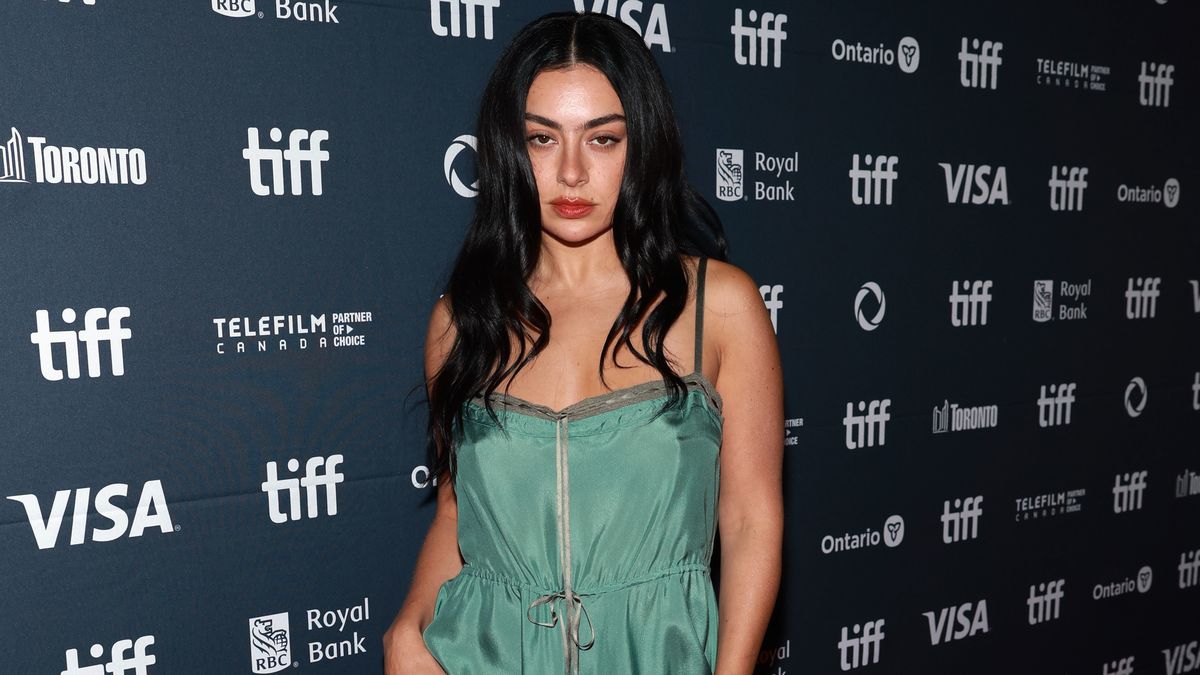 Charli XCX Pamerkan Tren Warna Hijau Khas Albumnya 