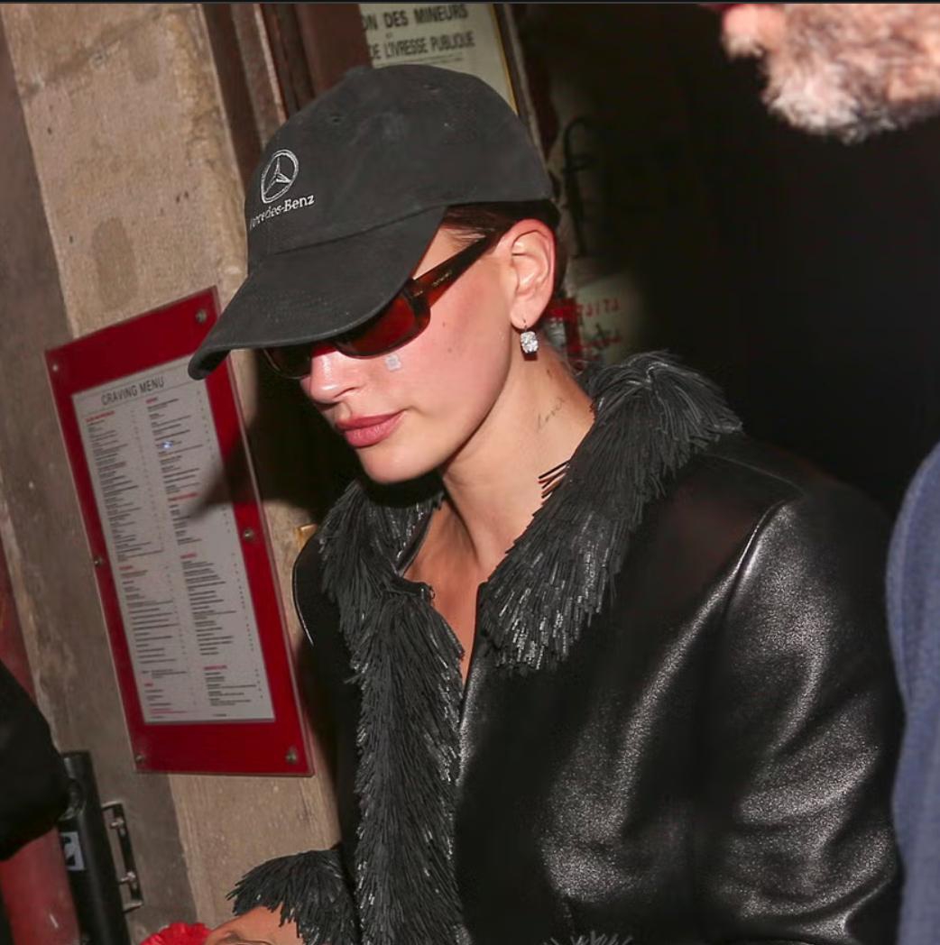 Hailey Bieber Membawa Tren Merch ke Jalanan Paris