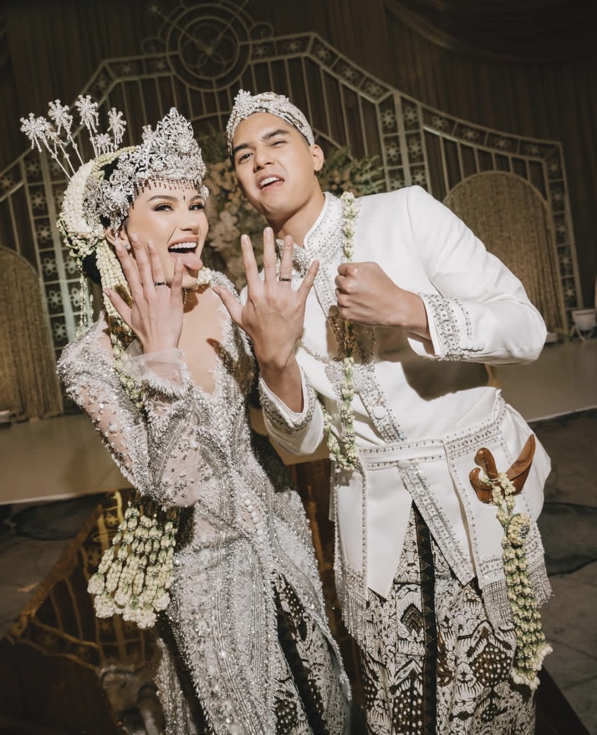 Dari Pengajian hingga Ngunduh Mantu: Busana-Busana Ikonis Alyssa & Al di Hari Bahagia Mereka
