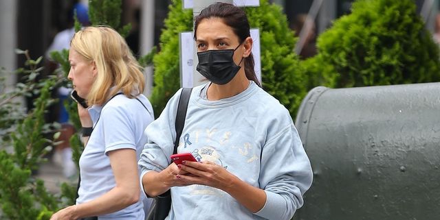 Katie Holmes Menyalurkan Aura Putri Diana dalam Balutan Sweatshirt Biru dan Sepatu Chunky