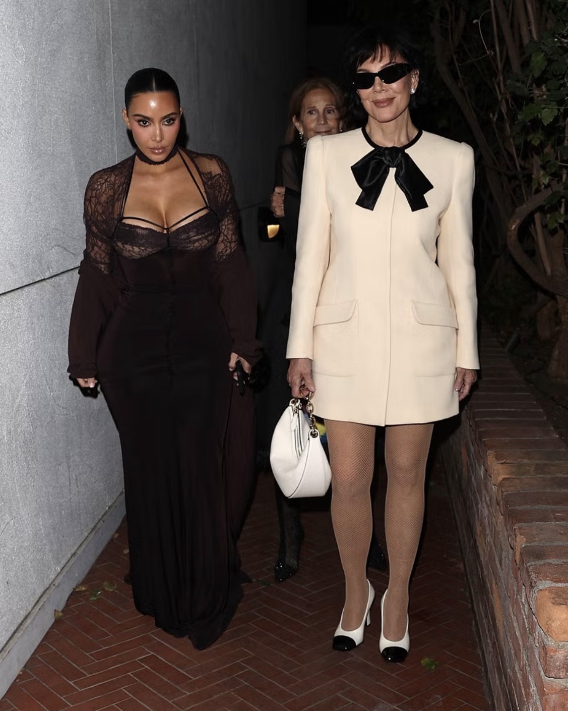Kris Jenner dan Kim Kardashian Tampil Kontras dalam Kencan Malam Ibu dan Anak
