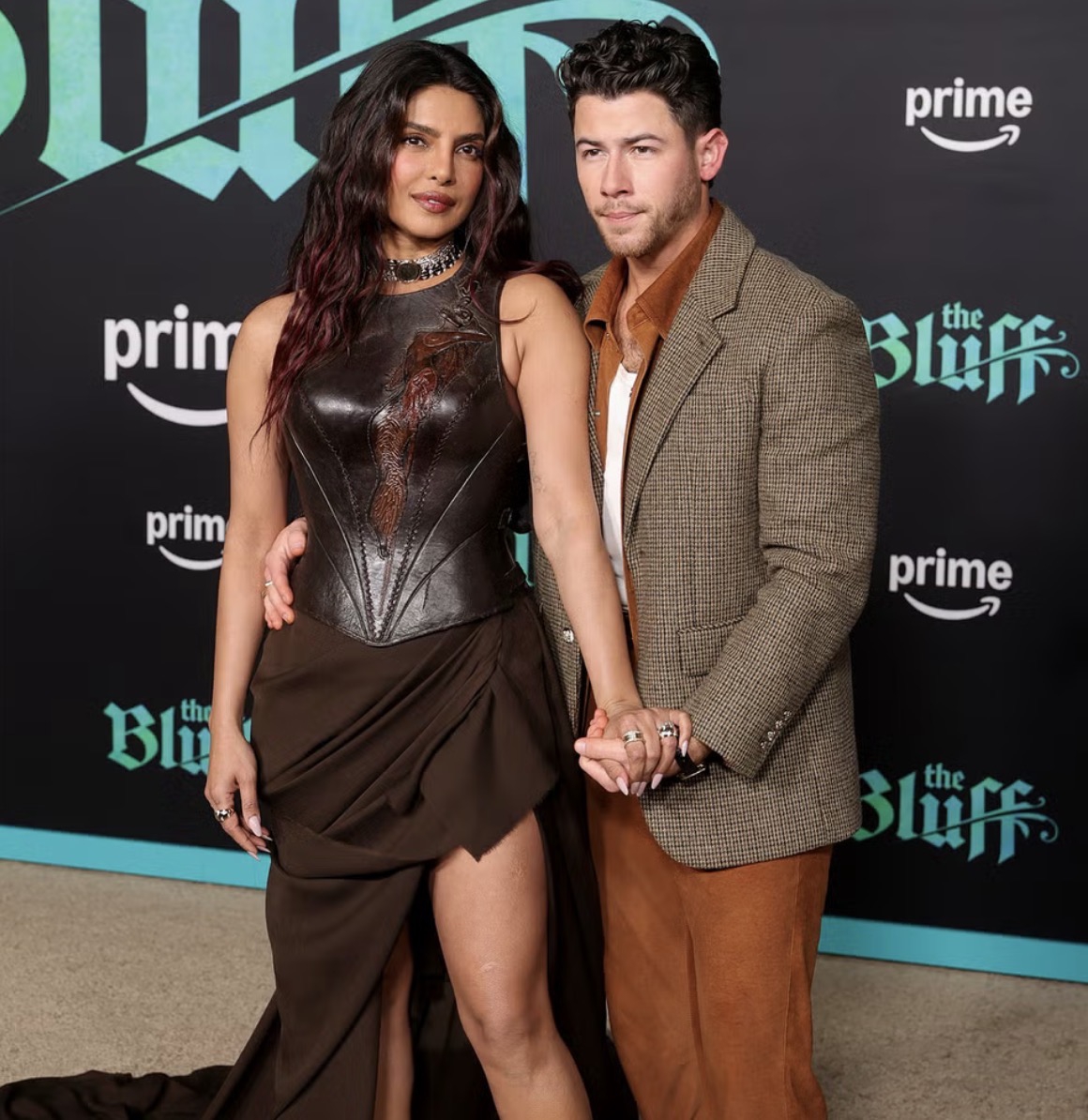 Priyanka Chopra Mengenakan Dua Gaun Korset dalam Satu Malam untuk Mempromosikan Film The Bluff