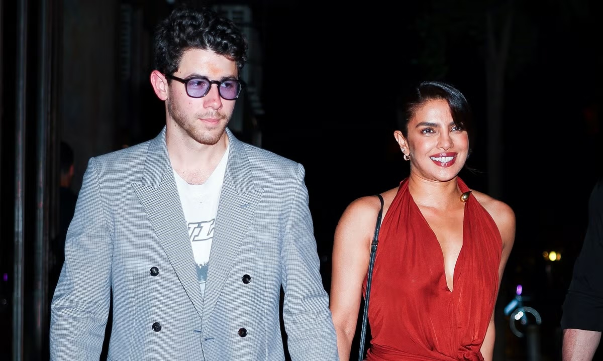 Priyanka Chopra Tampil Memesona dengan Gaun Merah Menyala Berpotongan Rendah untuk Kencan Bersama Nick Jonas