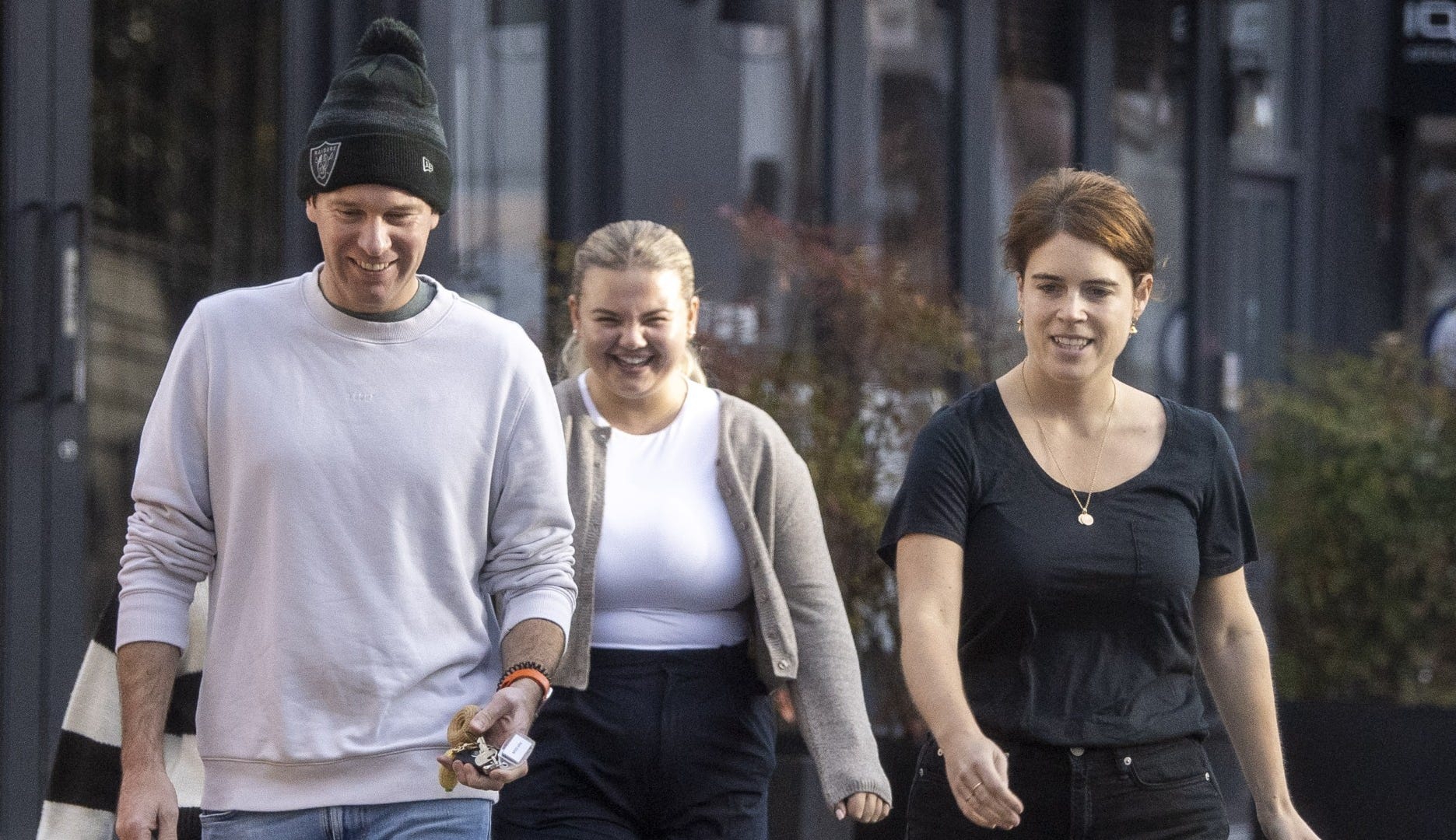 Putri Eugenie Tampil Kasual dengan Gaya Monokrom dalam Penampilan Langka