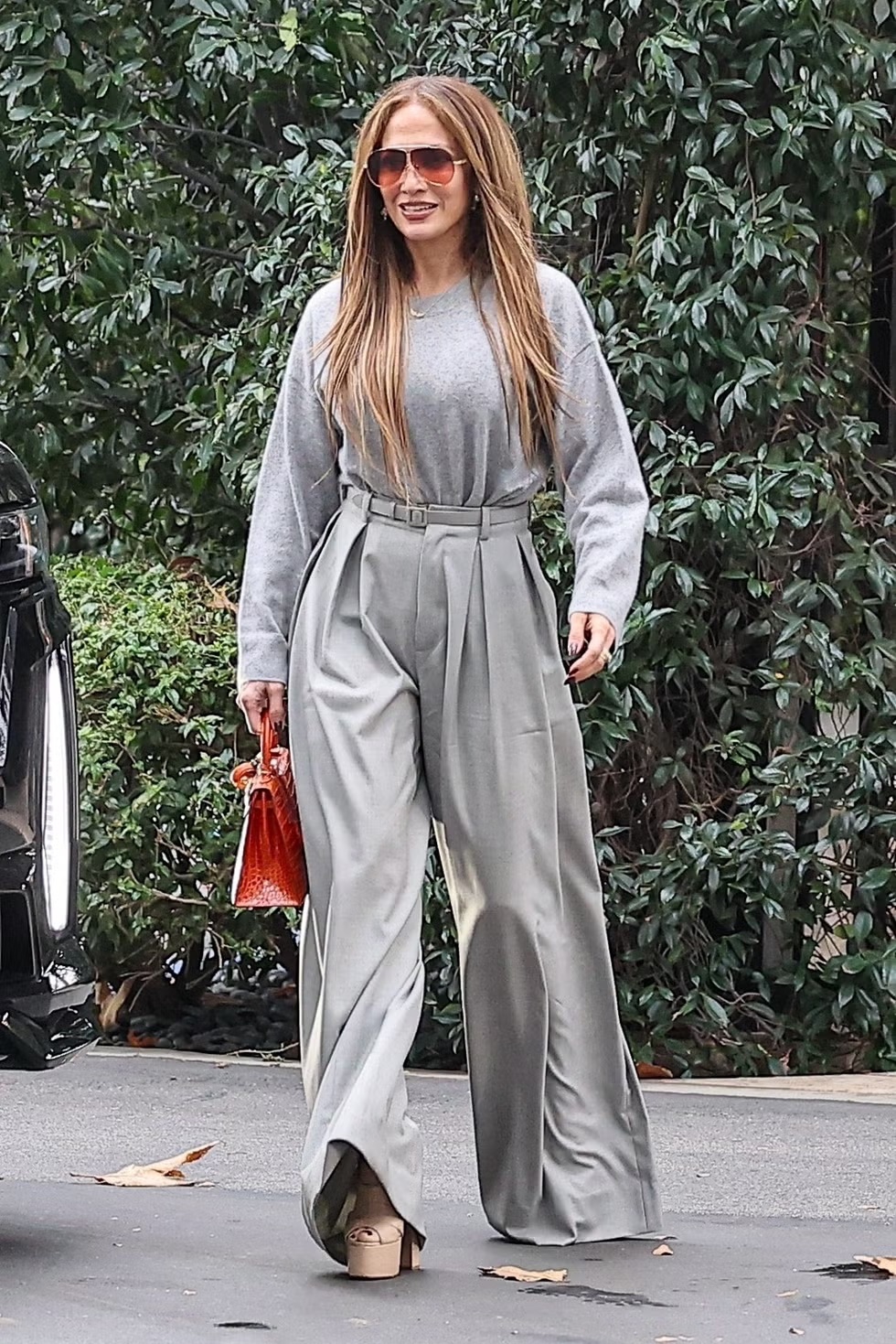 Jennifer Lopez Lanjutkan Tren Big-Pants Streak dengan Tampilan Monokrom Abu-Abu