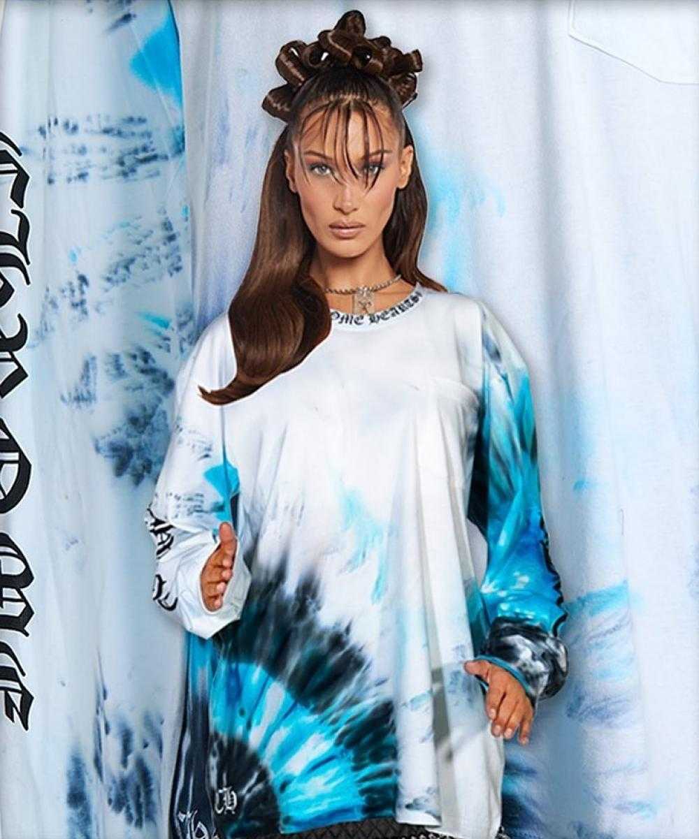 Bella Hadid Rayakan Koleksi Chrome Hearts dengan Sepatu Bot PVC Merah dan Wig Senada