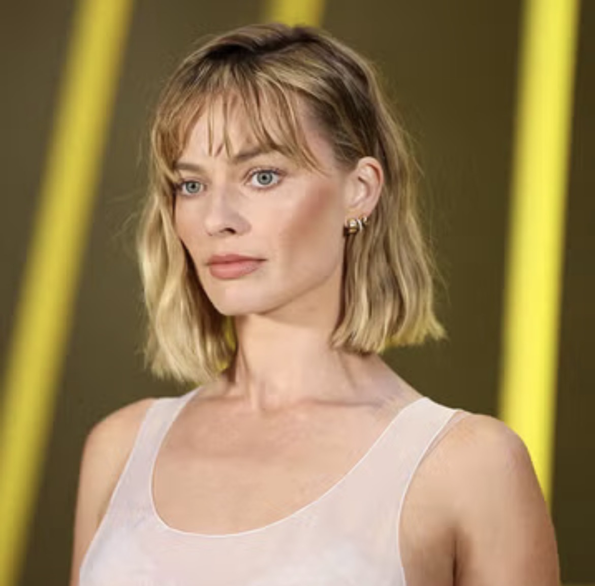 Margot Robbie Debutkan Bob Pendek Bertekstur, Berantakan, dan Tampak Basah di Chanel's Paris Show