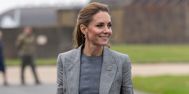 Putri Kate Memberikan Sentuhan Kerajaan pada Setelan Abu-Abu
