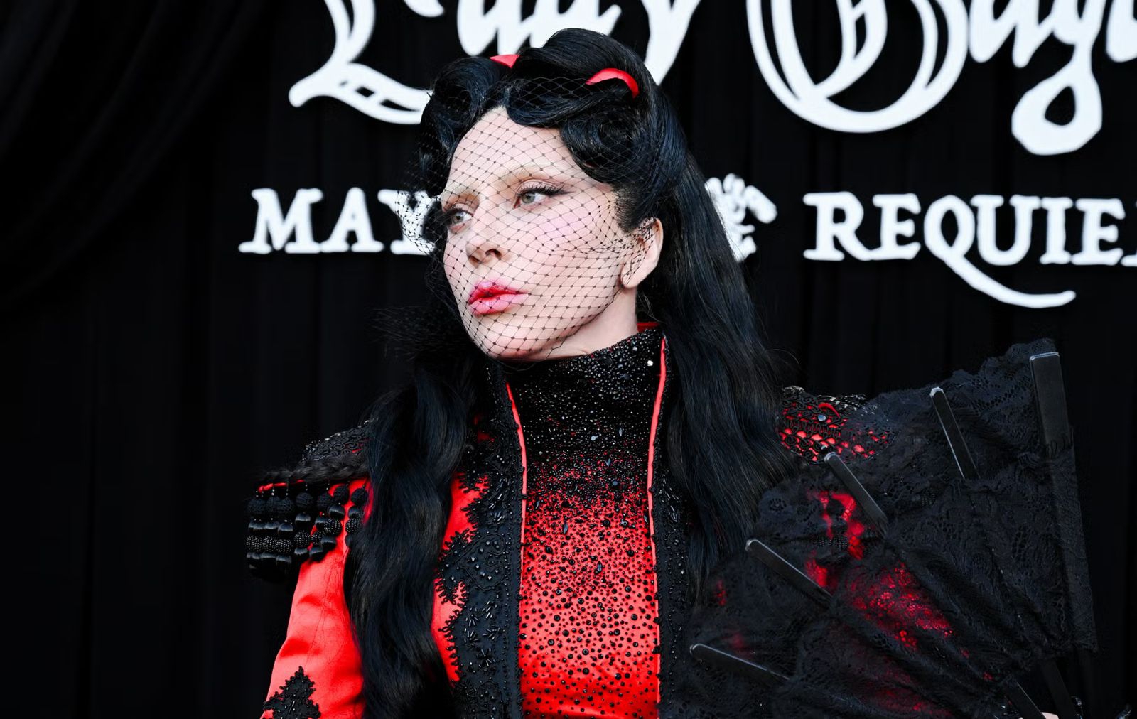 Lady Gaga Hadirkan Nuansa Teatrikal Era '90-an di Premiere Mayhem Requiem Lewat Look dari Givenchy Era Alexander McQueen