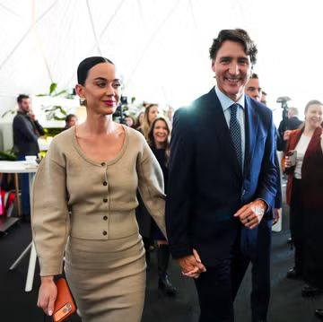 Katy Perry Kenakan Busana Rajut dari Jacquemus di KTT Politik Bersama Justin Trudeau