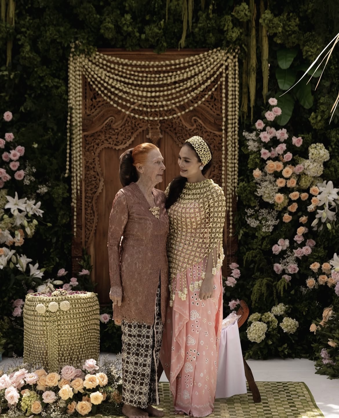 Prosesi Haru Tradisi Siraman Luna Maya Menjelang Pernikahan