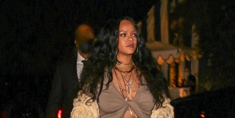 Rihanna Tampil dengan Busana Nyaman untuk Makan Malam Bersama John Mayer