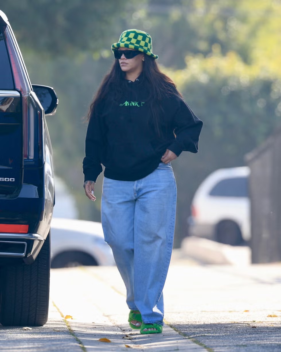 Rihanna Jalani Aktivitas Harian dengan Stiletto Hijau Neon Berbulu