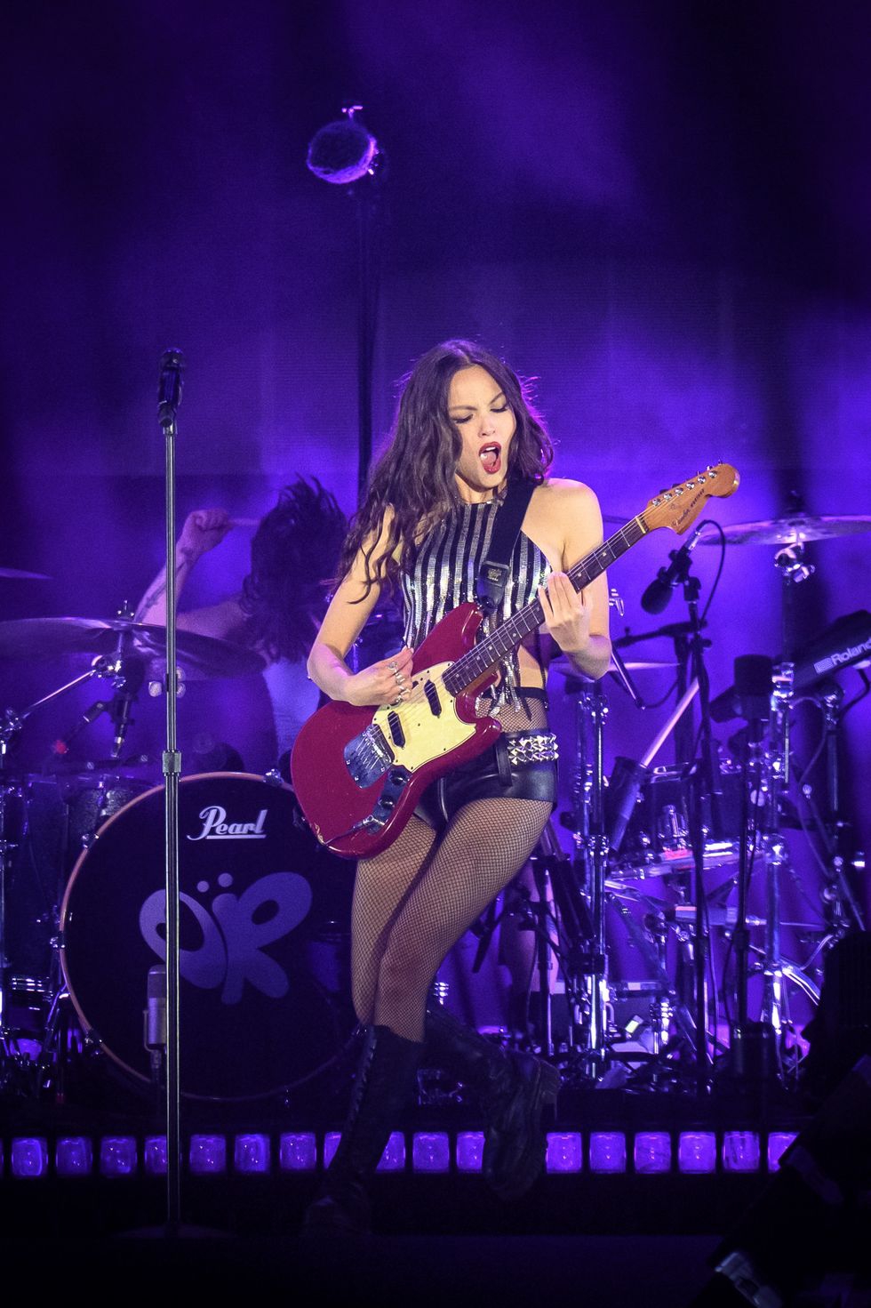 Olivia Rodrigo Tampil Total Ala Rockstar Y2K dengan Rantai dan Kulit di Lollapalooza Paris