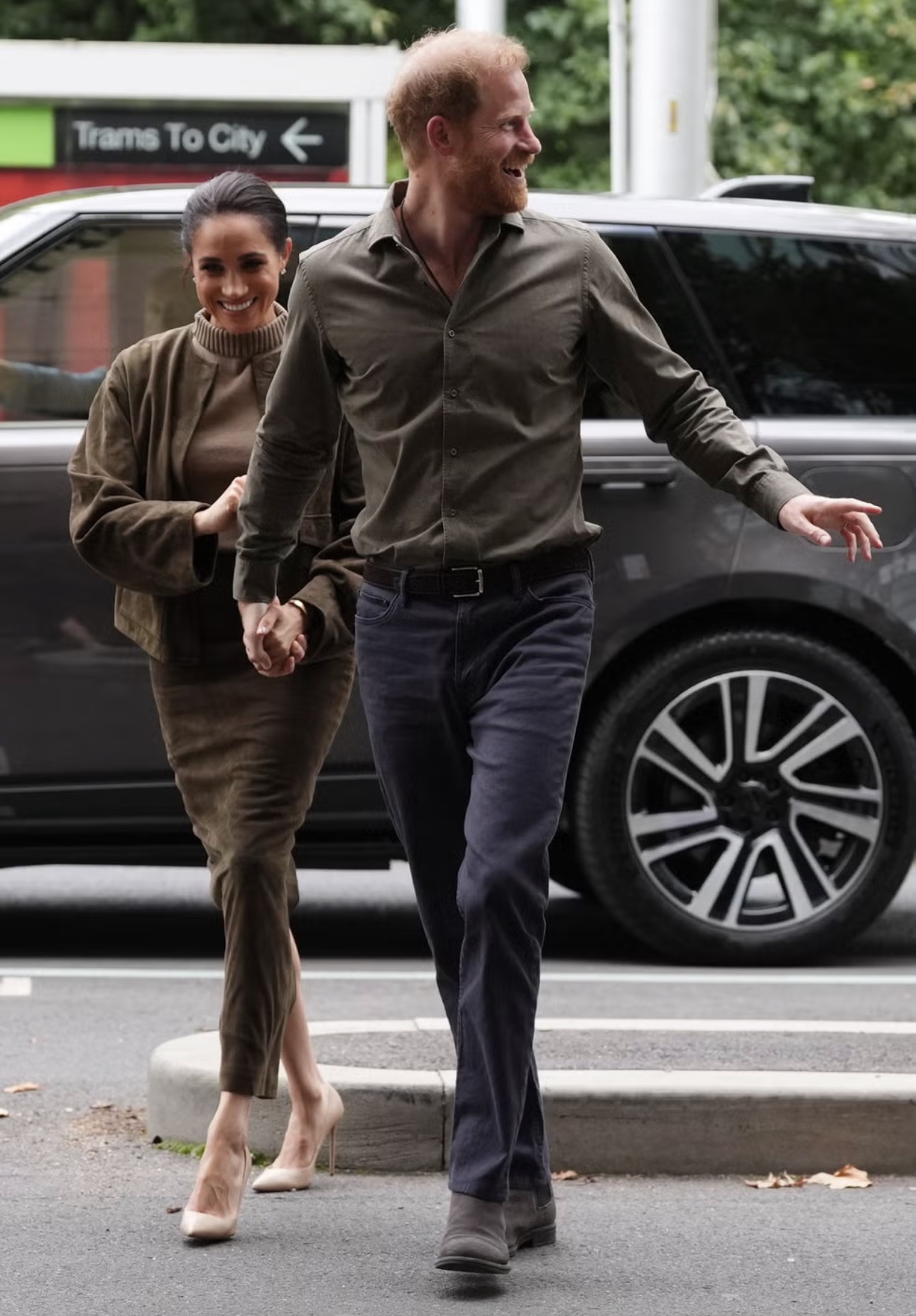 Meghan Markle dan Prince Harry Tampil Serasi dengan Gaya Tonal di Australia