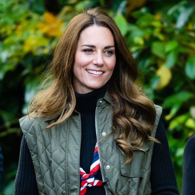 Kate Middleton Kenakan Pakaian Luar Berlapis