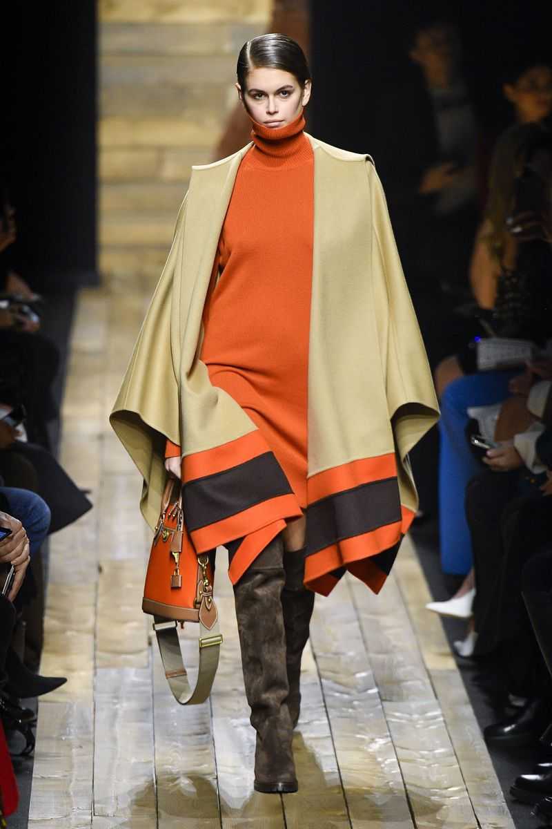 Michael Kors Kembali Merilis Jubah Ikonis yang Dikenakan Joan Didion dan Naomi Campbell