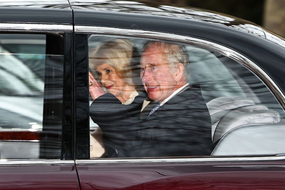 Raja Charles dan Ratu Camilla Menyiratkan Senyum Sepulangnya dari Sesi Pengobatan
