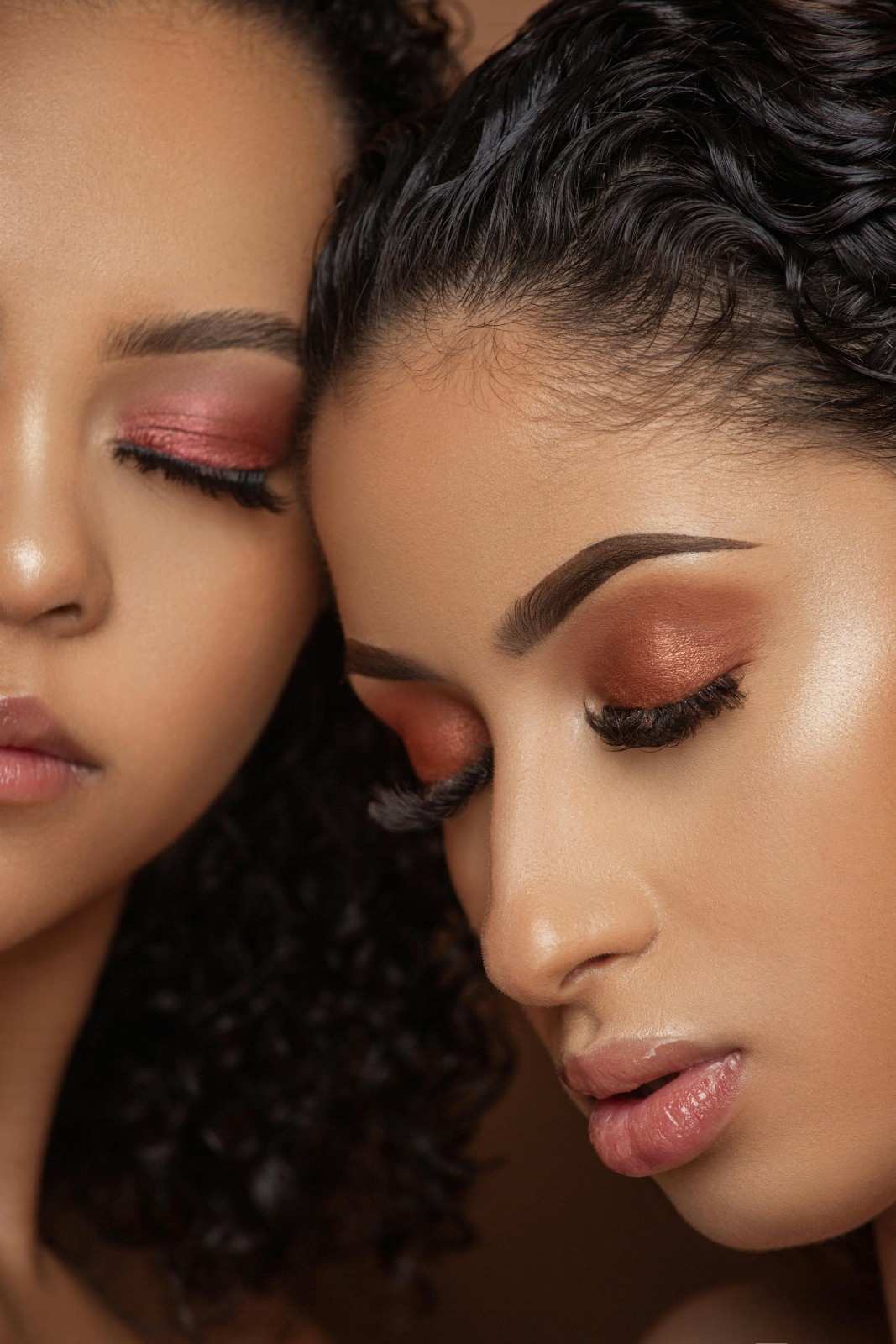 Tampil Glowing Maksimal! Intip Perbedaan Highlighter Cair dan Powder