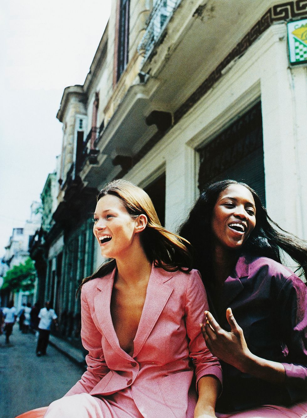 Kate Moss dan Naomi Campbell di edisi Mei 1998, difoto oleh Patrick Demarchelier.