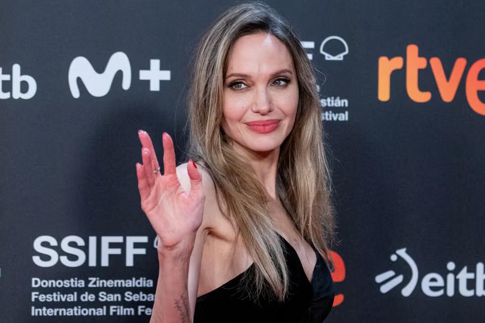 Angelina Jolie Tetap Setia pada Gaya Klasik dan Abadi