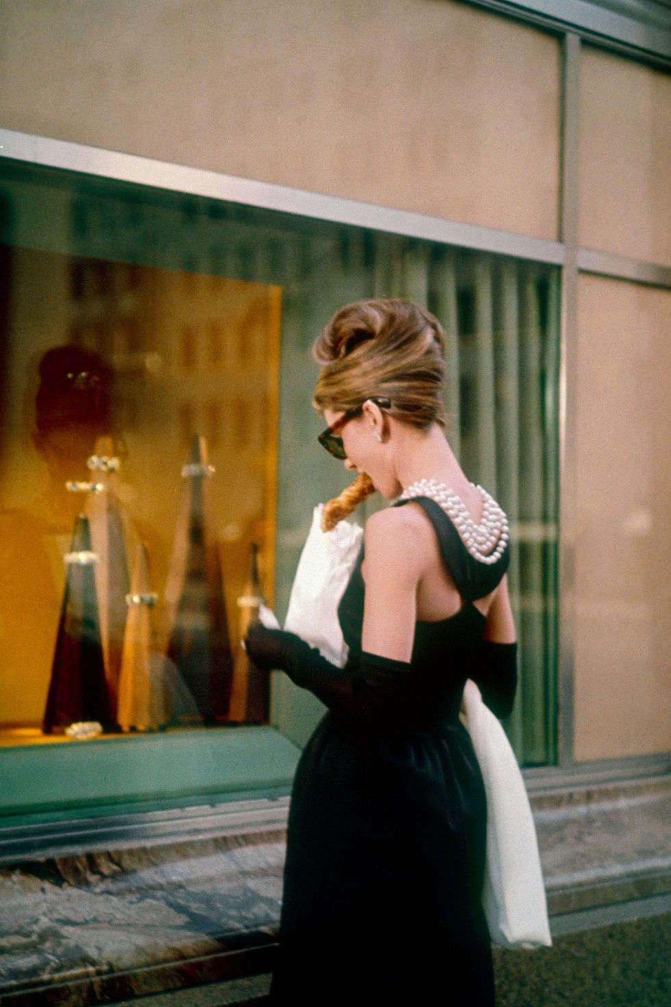 Audrey Hepburn berdiri di depan sebuah butik untuk film 'Breakfast at Tiffany's'