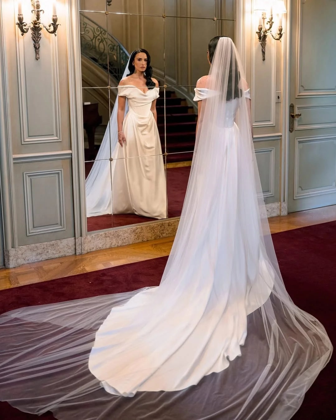 Intip Pesona Demi Lovato dalam Gaun Pernikahan Custom dari Vivienne Westwood